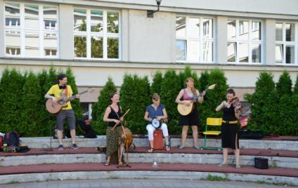 Jejich repertoár tvoří lidové písně z celé Evropy - Španělsko, Okcitánie, Galície, Skandinávie, Balkán či písně Sefarditů.