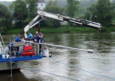 Metody odběru vzorků a sledování klasické hydrobiologické metody síť, cedník, kvantitativní odběráky, airlift, bagr entomologické metody smýkání, výletové pasti,