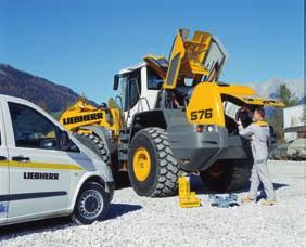 Ovládací páka Liebherr Jedním joystickem Liebherr jsou řízeny jak pojezd stroje tak pracovní hydraulika.