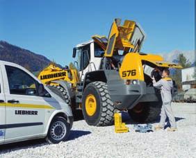 Ovládací páka Liebherr Jedním joystickem Liebherr jsou řízeny jak pojezd stroje tak pracovní hydraulika.