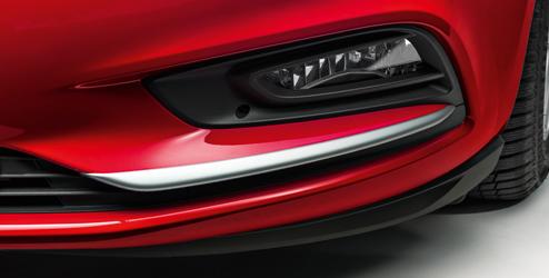 Sada obsahuje kryt pro pravé a levé zrcátko Design broušený hliník Jednoduché upevnění i odstranění bez poškození Krytky venkovních zrcátek v designu Carbon Sada na mlhová světla, Brushed Aluminium