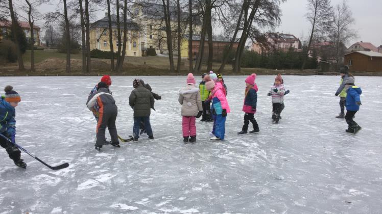 Děti se už dlouho dopředu na pohádku těšily. Lesní zvířátka a Sněhuláček uvedly malé diváky do příběhu, který byl velmi poutavý, zajímavý a pro děti poučný. Budeme se těšit brzy na další pohádku.