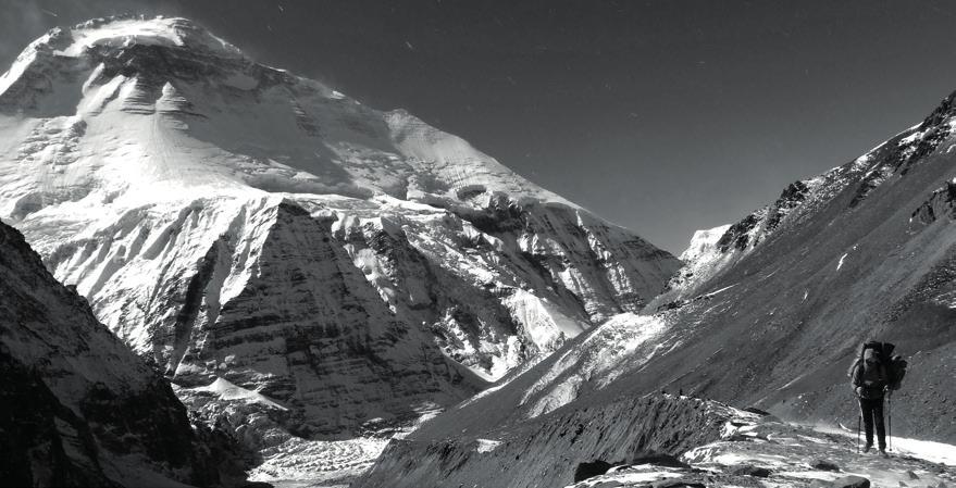 Trek okolo Bílé hory Slyšel jsi to? Na Dhaulaghiri treku teď zahynula skupina horolezců! Asi na ně spadla lavina, zaslechnu v Kathmandu na letišti, když čekám ve frontě na víza.