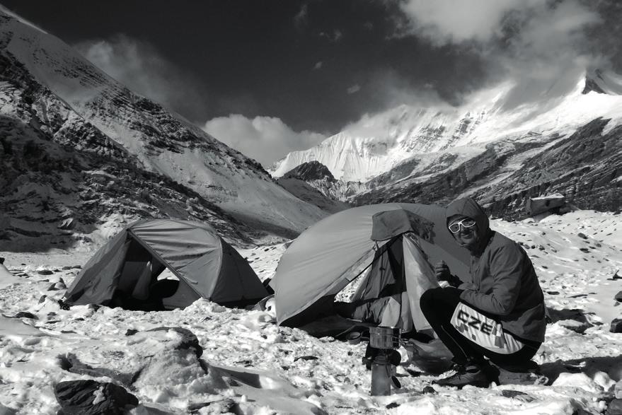Není odtud úniku kdyby někdo dostal výškovku, musí nejdříve přejít přes sedlo French Pass nebo Dhampuss Pass v druhém směru, a teprve pak je možné klesat.