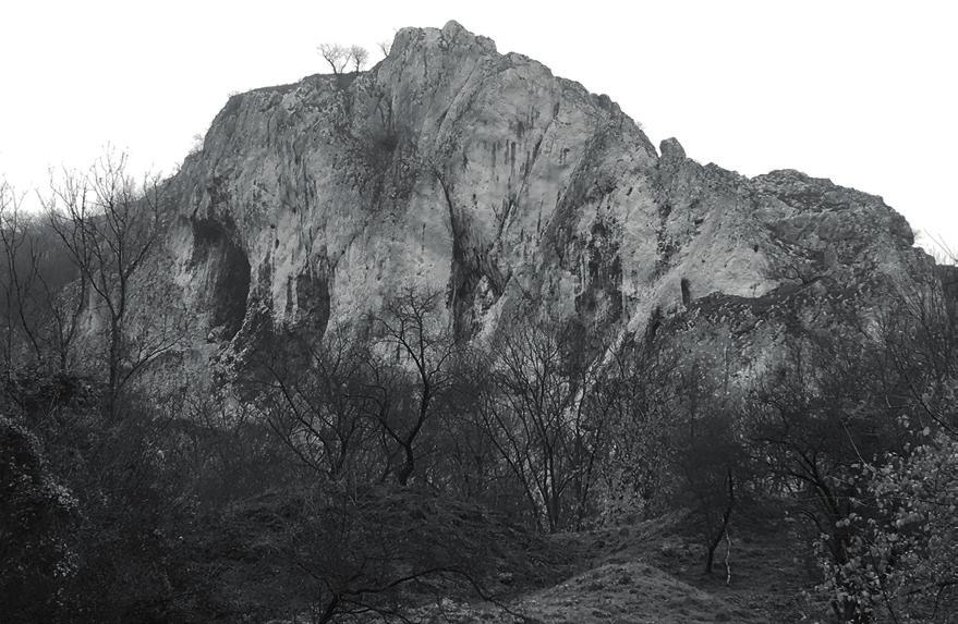 a rozmýšľam ako je už asi ďaleko. Odpoveďou mi je prekvapivo jasné volanie To jsem já!. Začína mi byť kosa. Nevadí, v zime v horách to bude horšie. Prešľapujem z nohy na nohu a spievam si makarenu.
