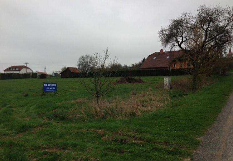 3) Stavební pozemek, Chraštice, okres Příbram Pozemek určený pro stavbu rodinného domu se nachází v severní
