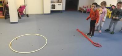 -9g---30ks Házení do kruhu Každý hráč má stejný počet korálků a jeden po druhém je hází do kruhu, který je ve vzdálenosti asi 3 metry.