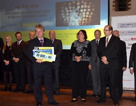 MÍSTO Cenu a šek ENVIROS v hodnotě 10 000 Kč získal pan Vojtěch Škara za projekt Úloha energetických základů z pohledu využití obnovitelných zdrojů energie. 2.