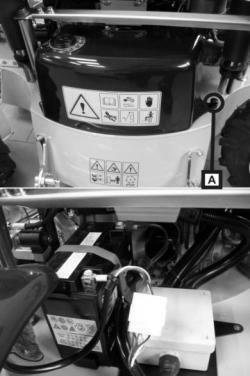 5 PŘÍPRAVA AKUMULÁTORU Sekačka SPIDERI LD02 používá gelový akumulátor typu 6E12, 12 V, 18 Ah Akumulátor neplňte elektrolytem! V konstrukci stroje je použito suchého provedení akumulátoru.