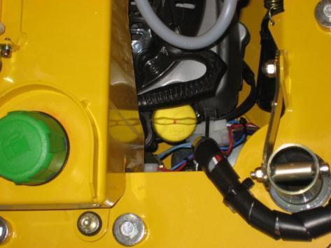 8.3. KONTROLA HLADINY OLEJE V MOTORU POZOR! Před kontrolou anebo doplněním oleje v motoru zastavte motor a nechte jej zchladnout.
