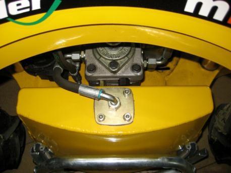 8.4. OLEJ V HYDRAULICKÉM SYSTÉMU Hydraulický systém sekačky je uzavřený a není nutná denní kontrola hladiny oleje. Obsluha je povinna kontrolovat těsnost všech komponent hydraulického systému.