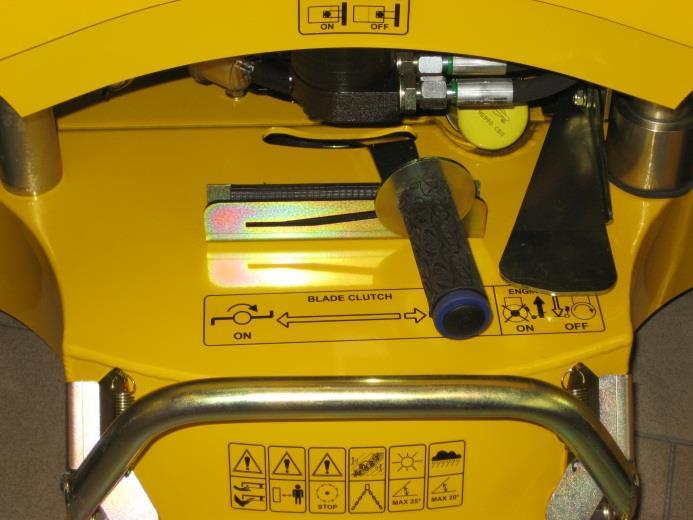 9.4. ZAPNUTÍ ŽACÍHO NOŽE Žací nůž je povoleno zapínat nebo vypínat pouze při vypnutém motoru. Zastavte motor pomocí tlačítka EMERGENCY STOP na DO.