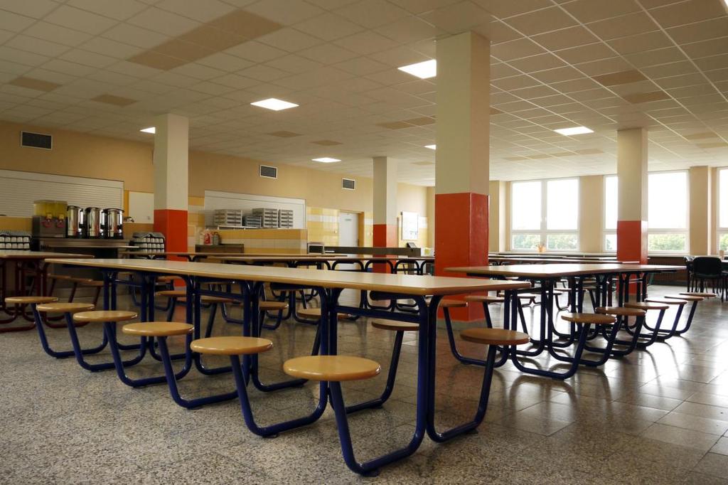 V objektu školy jsou žákům k dispozici automaty na studené nápoje, které jsou neslazené nebo obsahují minimální množství cukru.
