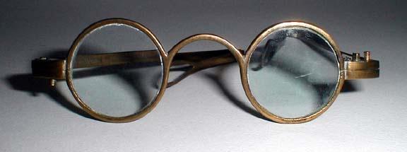 Historické brýle. 1690: brýle Norimberského stylu se zelenými čočkami.  1780: stříbrné brýle. konec 18. století: mosazné obruby, kruhové čočky -  PDF Free Download