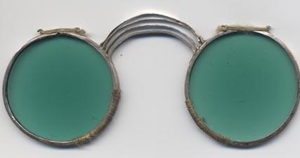 Historické brýle. 1690: brýle Norimberského stylu se zelenými čočkami.  1780: stříbrné brýle. konec 18. století: mosazné obruby, kruhové čočky -  PDF Free Download