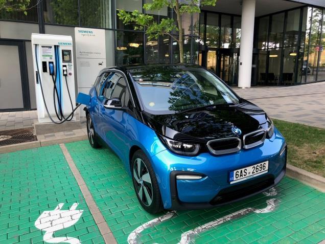 Nájezd za rok: 30 000 km BMW i3-27,2 kwh baterie Emise: 0 g Výkon: 125 kw Zrychlení: 7,3 s (100 km/h) Maximální rychlost: 150