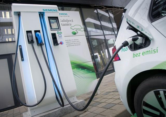 Kompaktní výkonná nabíječka stejnosměrný proud (DC) 50 kw DC nabíjecí výkon Kompaktní výkonná nabíječka stejnosměrný proud Vlastnosti Výhody Elektromobily se mohou nabíjet až 50 kw.