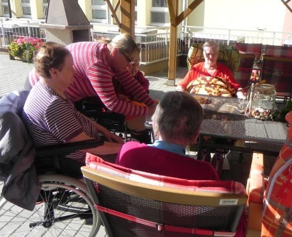 Připravili jsme si čaj a chystali se na povídání o bylinkové zahradě, rostlinách, které rostou u nás na zahradách nebo loukách, a k čemu všemu neobvyklému se dají využít.