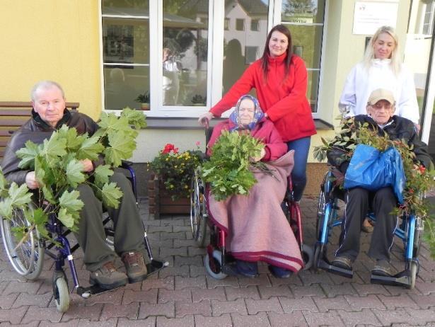 vyrobit. Vyráběly se záložky, svícny, vyřezávaly se dýně.