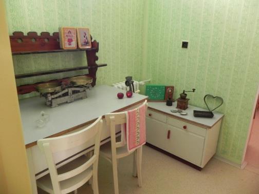 Starý kiosek za novou retro místnost Myslíme, že snad nikdo nemohl přehlédnout kioskové místnosti, hned vedle hlavní jídelny.
