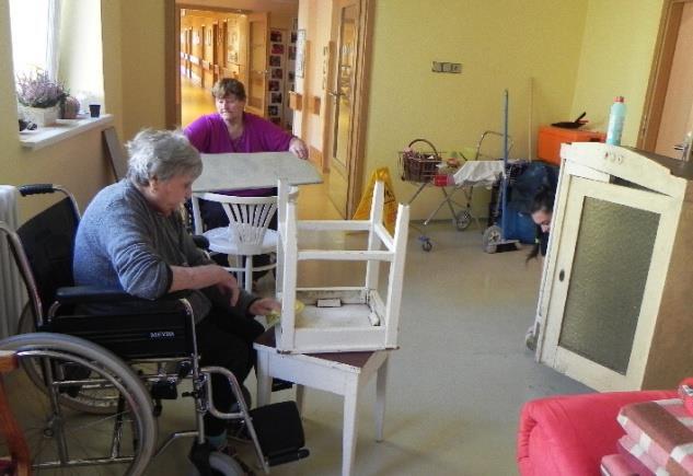 Zdálo se, že drhnutí a leštění nebude brát konce. Ještě že nám přišla na pomoc p. Mikulenková, p. Křížová a p. Janková jinak bychom tam čistili ještě dnes!