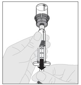 14. S nástavcem pístu injekční lahvičky stále plně stlačeným otočte injekční lahvičku. Pomalu zatáhněte za nástavec pístu, abyste natáhli roztok přes adaptér injekční lahvičky do injekční stříkačky.