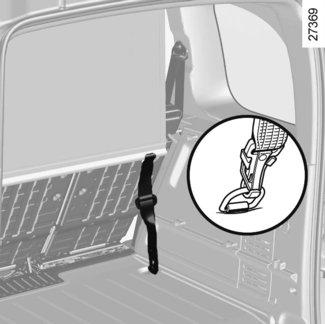 Síťka pro oddělení zavazadel nesmí být používána pro zadržování nebo fixaci předmětů. Mohlo by tak dojít ke zraněním.