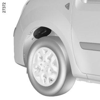 SVĚTLOMETY : výměna žárovek (2/2) A 5 4 Přední obrysové světlo Otevřete kryt A pod podběhem kola. Pro usnadnění přístupu ke krytu otočte kolo směrem dovnitř vozidla.
