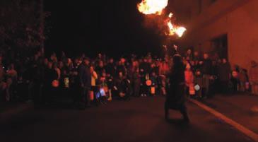 Ohnivá show na Lampionovém prûvodu Vstup na stra idelnou stezku odvahy ROZSVÍCENÍ VÁNOâNÍHO STROMU V sobotu 25.