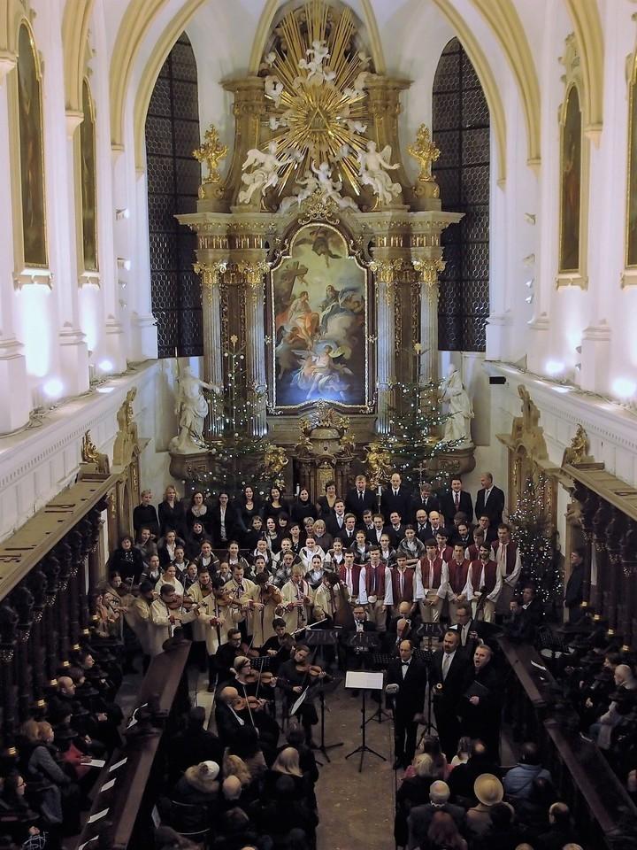 Brněnský Valášek. Zazněly pastorely F. X. Brixiho, T. N. Koutníka a pásmo koled K. Steckera. Ve druhé části koncertu předvedly děti z Brněnského Valášku vánoční písně a koledy v duchu lidových tradic.