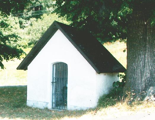 KAPLE U GABRIELA Paple u Gabriela se nachází při cestě do Rejštejna. Jedná se o malou kapličku postavenou u bývalého statku.
