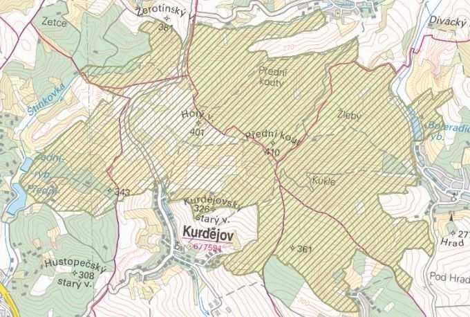 7: Výřez z mapové přílohy Odůvodnění územního plánu Kurdějov (zelená svislá šrafura - nadregionální biocentrum, modrá šikmá šrafura evropsky významná lokalita, červené kolo navrhovaná cyklostezka,