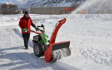 Modely M a S se vzájemně liší výkonem motoru a mechanickým nebo senzorovým ovládáním řízení.