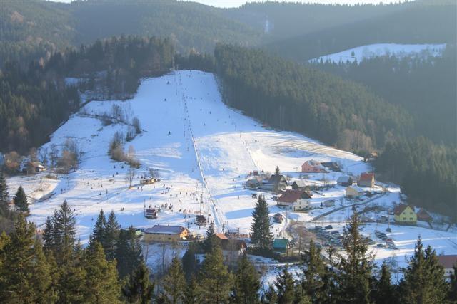 Lyžařský kurz probíhá v Skiareálu Sachova studánka na Horní Bečvě Z vlastních a bohatých zkušeností zajišťujeme lyžařský výcvik v skireálu
