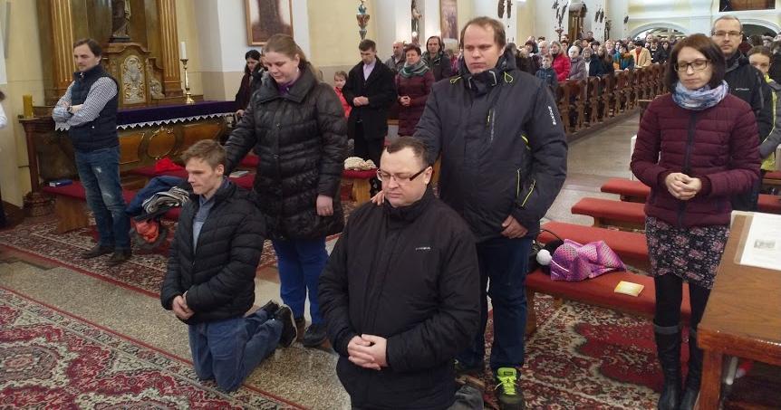 Při papežském požehnání Urbi et orbi lze získat plnomocné odpustky - zahlazení všech trestů za hříchy (ČT2, TvNOE). Odpoledne ve 14:30 bude Velikonoční požehnání s Korunkou BM.