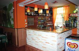 13 pokojů, restaurace, venkovní zahrádka.
