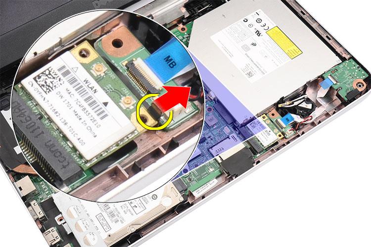 7. Odeberte kartu WLAN z počítače. Instalace karty WLAN (Wireless Local Area Network) 1. Zasuňte kartu WLAN do slotu. 2. Zatlačte kartu WLAN do západky, která ji jistí na místě. 3.