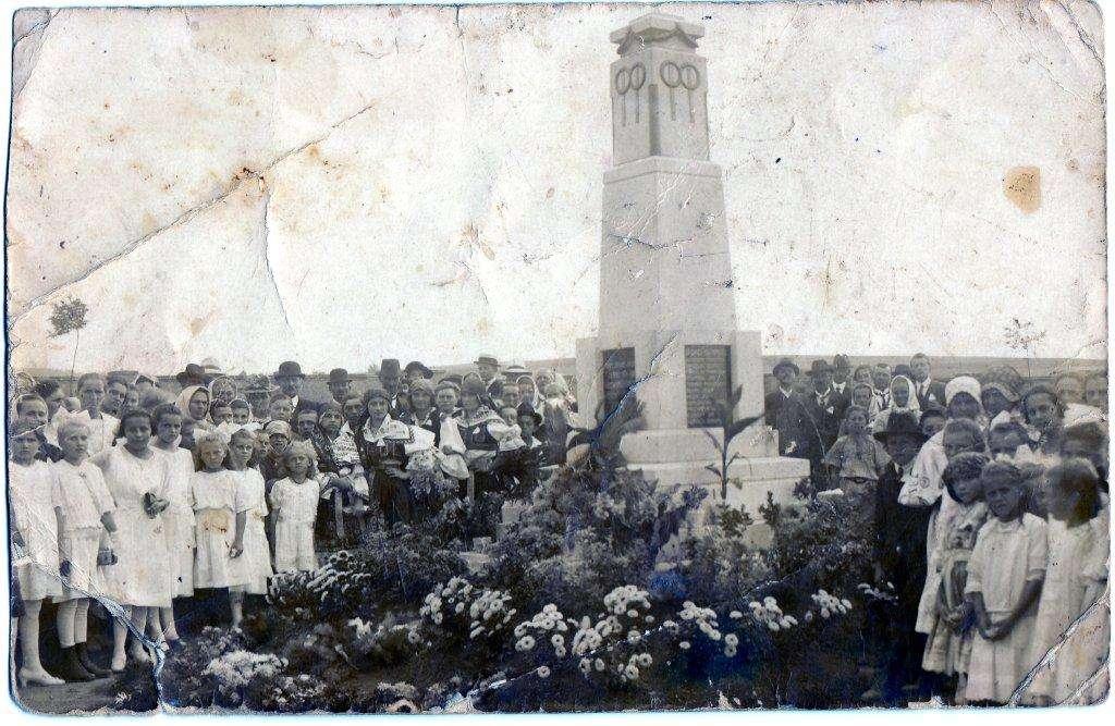Mládež na fotografii ze slavnostního odhalení pomníku je oblečena do svérázu v té době velice módního oblečení, inspirovaného lidovými kroji.