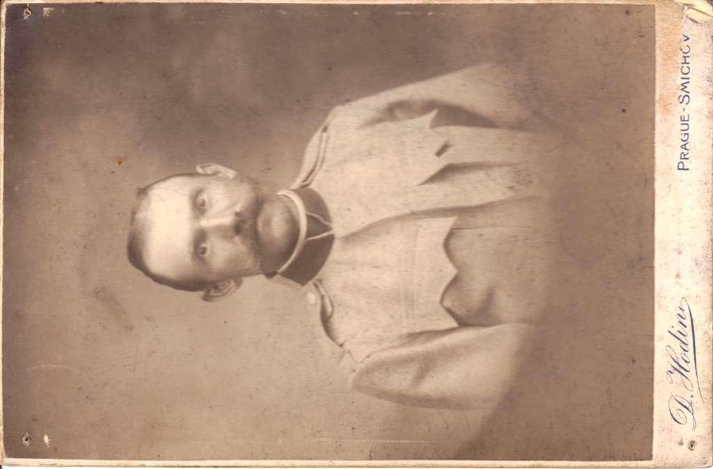 František Zahálka (F. Zahálka není uveden na pomníku, záznam je z vojenského archivu) Příjmení: Zahálka Jméno: František Datum narození:? Místo narození: Herink, okres Říčany+ Domovem: Praha XI.