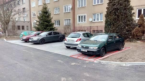 vyhrazeného parkovacího