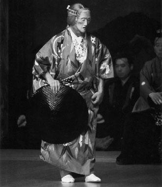 Jamamoto Nobujuki, představitel hlavní role zestárlé básnířky Ono Komači ve hře Stúpa a paní Komači (rekonstrukce představení podle záznamů z 15.