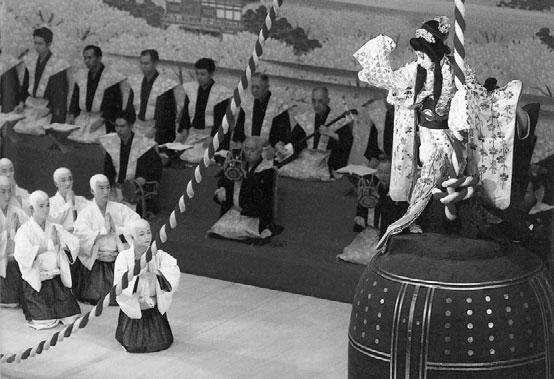 Chrám Dódžódži v provedení divadla kabuki elegantnější, a liší se také konec hry.