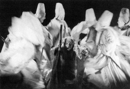 d Tadaši Suzuki: Dionýsos, 1990 b Shakespearův Hamlet v režii Jukia Ninagawy, 1998 stranou dění a jedno z malých divadel vzniklo přímo na tokijské Univerzitě Waseda.