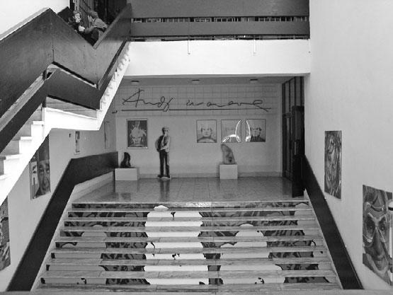 Vstupní schodiště do Muzea moderního umění v Medzilaborcích, Slovensko dob totality, v roce 1987; v té době usiloval jen o získání několika obrazů.