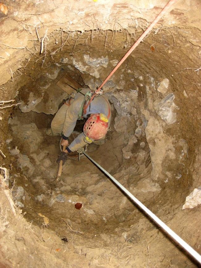 Kuèera v Krváku Vstupní šachta je zaøícená v hloubce 10,6 metru skalními bloky z posledních prací, které na šachtì probíhaly.