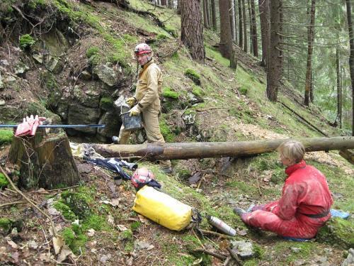 Zahranièní aktivity èlenù Èlenové Babické skupiny v uplynulém roce podnikli dvì výpravy do jeskyní slovenské skupiny Speleo Nicolaus, kde navštívili Ledovou propast na vrcholu Ohništì a zúèastnili se