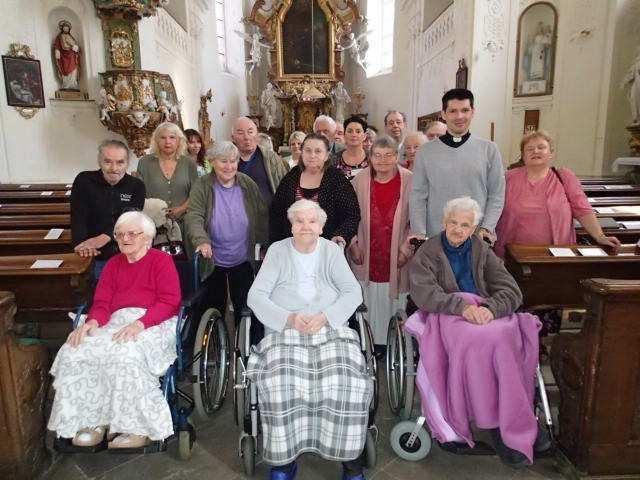 4 AKTIVIZAČNÍ ÚSEK Domov Rožďalovice nabízí množství aktivit, které pomáhají našim seniorům vyplnit nejen jejich volný čas, ale také rozvíjet a upevňovat jejich vědomosti a dovednosti.