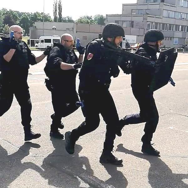 V tu chvíli se v objektu nacházelo zhruba 1600 osob na kulturní akci. Na místo okamžitě vyráží několik policejních hlídek.