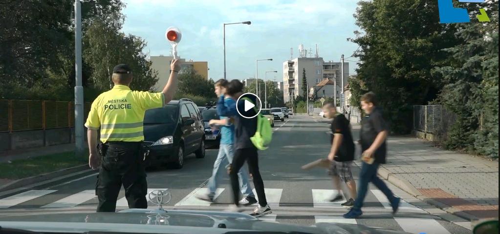 Hlídky městské policie stojí během celého školního roku, každý všední den, u nejrizikovějších přechodů pro chodce.