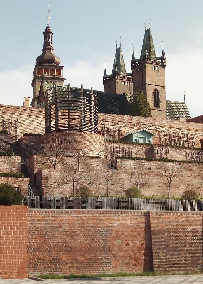 Operační důstojníci na základě těchto oznámení vysílali ve 2 799 případech na místo hlídku.